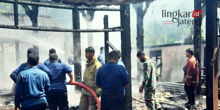 MEMADAMKAN: Tim Damkar Grobogan memadamkan api di rumah milik Priyoto, warga Dusun Tanggung, Desa Pojok, Kecamatan Tawangharjo, Kabupaten Grobogan pada Kamis, 24 November 2022. (Muhamad Ansori/Lingkarjateng.id)