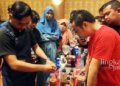 MERACIK KOPI: Seorang barista melakukan demo racik kopi ala coffee shop kepada pelaku usaha minuman di Rembang pada Selasa, 1 November 2022. (R Teguh Wibowo/Lingkarjateng.id)