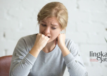 ILUSTRASI: Seorang perempuan tengah mengalami serangan panik. (Freepik @yanalya/Lingkarjateng.id)