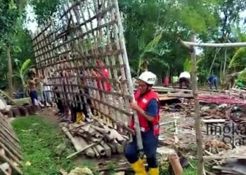 ROBOH: Petugas BPBD Grobogan mengumpulkan puing-puing rumah roboh akibat puting beliung di Desa Cingkrong, Kecamatan Purwodadi, Kabupaten Grobogan pada Kamis, 17 November 2022. (Muhamad Ansori/Lingkarjateng.id)