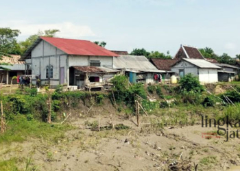 RAWAN LONGSOR: Rumah warga yang berlokasi di pinggir sungai Jajar Desa Sumberejosari, Kecamatan Karangrayung, Kabupaten Grobogan terancam longsor. (Muhamad Ansori/Lingkarjateng.id)