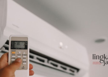 5 Tips Hemat Listrik Dimulai dari Kebiasaan Sehari-Hari 25 ILUSTRASI: Seseorang mematikan AC untuk menghemat listrik. (Freepik @plusonevector/Lingkarjateng.id)