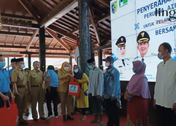 SIMBOLIS: Penyerahan bantuan CSR kepada penerima di Pendopo Satya Bhakti Praja pada Senin, 31 Oktober 2022. (Tomi Budianto/Lingkarjateng.id)