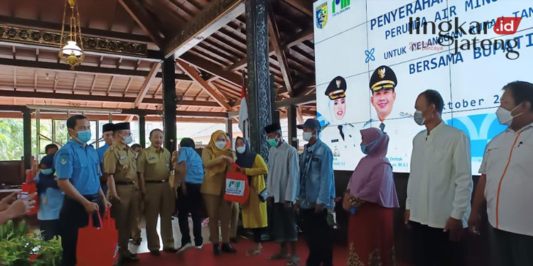 SIMBOLIS: Penyerahan bantuan CSR kepada penerima di Pendopo Satya Bhakti Praja pada Senin, 31 Oktober 2022. (Tomi Budianto/Lingkarjateng.id)