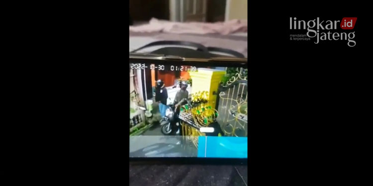 MENCURI: Aksi pencurian terhadap burung peliharaan milik warga Kompleks Perumahan Griya Dukuh Asri, Kelurahan Dukuh, Kecamatan Sidomukti, Kota Salatiga terekam CCTV. (Dok. Instagram @infokabarsalatiga/Lingkarjateng.id)