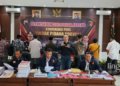 8 Kades di Demak Jadi Tersangka Kasus Dugaan Suap Dosen UIN Walisongo Semarang 28 KONFERENSI PERS: Sebanyak 8 kades di Kecamatan Gajah, Kabupaten Demak, tersangka suap seleksi penerimaan perangkat desa dihadirkan dalam rilis pers di Ditkrimsus Polda Jateng, Semarang, Jawa Tengah pada Selasa, 22 November 2022. (Istimewa/Lingkarjateng.id)