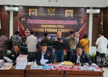 KONFERENSI PERS: Sebanyak 8 kades di Kecamatan Gajah, Kabupaten Demak, tersangka suap seleksi penerimaan perangkat desa dihadirkan dalam rilis pers di Ditkrimsus Polda Jateng, Semarang, Jawa Tengah pada Selasa, 22 November 2022. (Istimewa/Lingkarjateng.id)