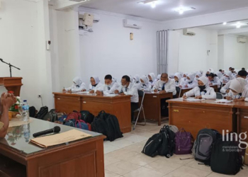 TERTIB: Pegawai PPPK mengikuti orientasi PPPK dengan tertib pada Senin, 21 November 2022. (Tomi Budianto/Lingkarjateng.id)