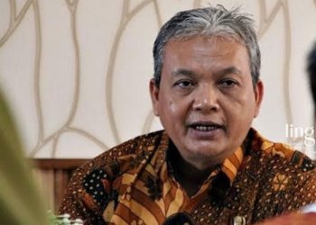 BERI KETERANGAN : Kepala BPPKAD Kabupaten Blora, Jawa tengah, Slamet Pamudji berikan keterangan di kantornya.