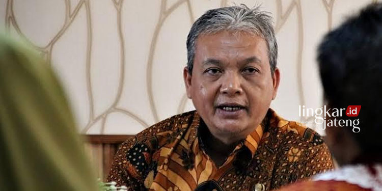 BERI KETERANGAN : Kepala BPPKAD Kabupaten Blora, Jawa tengah, Slamet Pamudji berikan keterangan di kantornya.