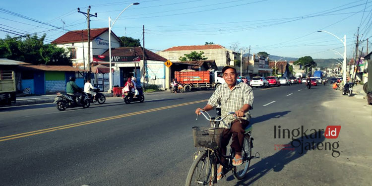 MELINTAS: Lalu lintas Jalan Pantura Rembang menuju Kota Pusaka yang rencananya disterilkan dari kendaraan truk besar melalui pembangunan jalan lingkar. (R Teguh Wibowo/Lingkarjateng.id)