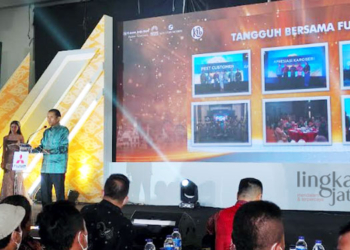 MENGAPRESIASI: Vice President of Sales and Marketing Division PT KTB, Adi Jaya, menyampaikan terima kasih kepada para konsumen setia Mitsubishi Fuso dalam acara Fuso Truck Campaign 2022 di Hotel Gripta Kudus pada Jumat, 4 November 2022 malam. (Nisa Hafizhotus S/Lingkarjateng.id)