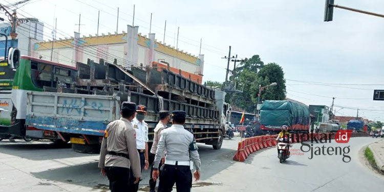 As Roda Truk Patah Akibatkan Macet Panjang di Jalan Pantura Pati-Juwana 25 MACET: Kemacetan di jalan Pantura Juwana-Pati karena roda truk mengalami patah as di jembatan lama Kecamatan Juwana pada Selasa, 22 November 2022. (Arif Febriyanto/Lingkarjateng.id)