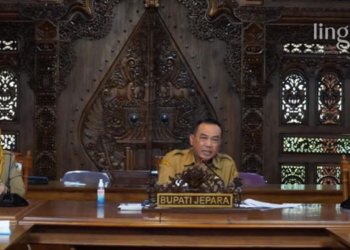 SAMBUTAN: Pj Bupati Jepara, Edy Supriyanta (tengah) saat memberikan arahan dalam rapat komite Tanggung Jawab Sosial Perusahaan (TSP). (Muslichul Basid/Lingkarjateng.id)