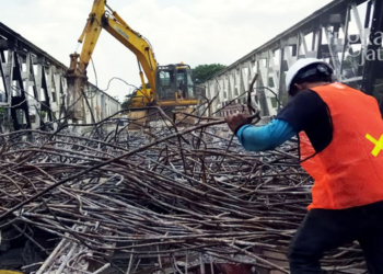 MEMPERBAIKI: Progres perbaikan Jembatan Juwana Pati yang belum selesai. (Aziz Afifi/Lingkarjateng.id)