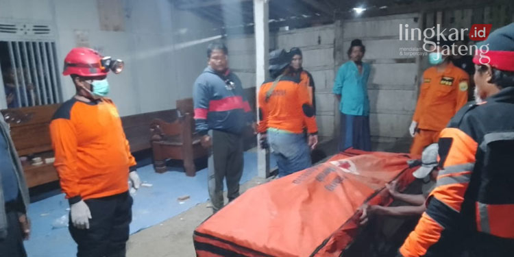 Bocah Berusia 9 Tahun Ditemukan Tewas Terseret Arus Sungai Lusi Grobogan 25 MENGEVAKUASI: Tim gabungan saat mengevakuasi bocah tenggelam di Sungai Lusi Grobogan pada Selasa, 1 November 2022 sekira pukul 02.30 WIB dini hari. (Dok. Facebook @Basarnas Jawa Tengah/Lingkarjateng.id)