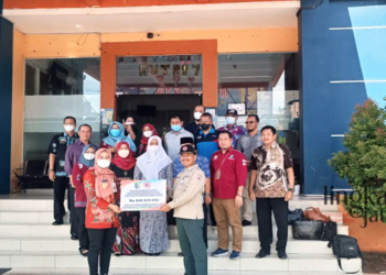 SIMBOLIS: Bupati Demak, Eisti'anah menyerahkan hasil galang dana kepada BPBD Demak untuk disalurkan pada korban gempa Cianjur pada Rabu, 30 November 2022. (Tomi Budianto/Lingkarjateng.id)