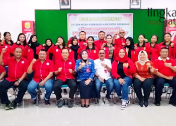 Bupati Grobogan Harapkan Atlet Raih Emas di Kejurnas Bola Voli Antar Klub U-17 29 PELEPASAN: Bupati Grobogan, Sri Sumarni (depan tengah) melepas kontingen bola voli di gedung Riptaloka untuk mengikuti Kejurnas Bola Voli antar klub U--17 pada Kamis, 17 November 2022. (Muhamad Ansori/Lingkarjateng.id)