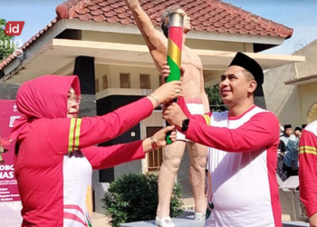 Bupati-Grobogan-Serahkan-Obor-Pospenas-IX-dari-Api-Abadi-Mrapen-untuk-Dikirab