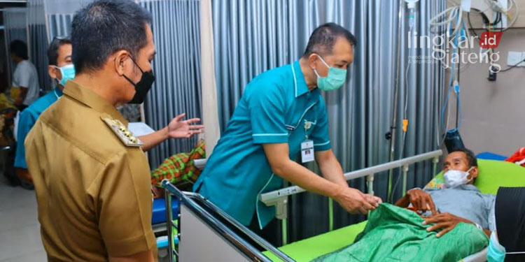 RAMAH: Bupati Kudus, HM Hartopo saat menyapa salah satu warga yang sedang dirawat di RSUD dr. Loekmono Hadi Kudus beberapa waktu lalu. (Nisa Hafizhotus Syarifa/Lingkarjateng.id)