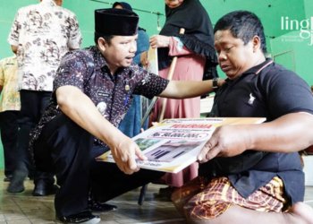 Camat Dukhseti Beri Motivasi untuk terus bekerja dan Mandiri kepada seorang Difable penerima bantuan (istimewa)