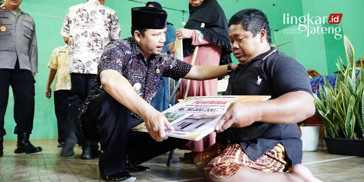 Camat Dukhseti Beri Motivasi untuk terus bekerja dan Mandiri kepada seorang Difable penerima bantuan (istimewa)