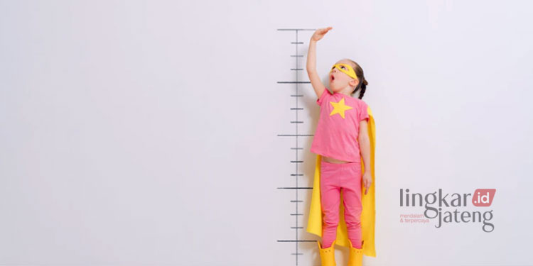 ILUSTRASI: Seorang anak mengukur tinggi badan. (Freepik @sherry/Lingkarjateng.id)