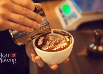 ILUTRASI: Seorang barista menyeduh kopi dengan membuat latte art. (Freepik @ArthurHidden/Lingkarjateng.id)