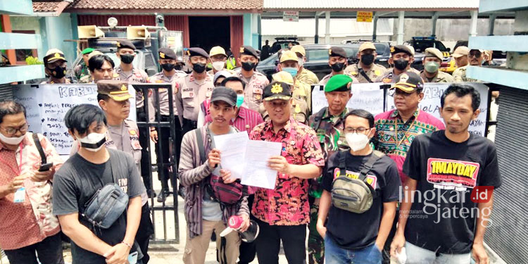 DEMO: Suasana demo buruh di depan kantor Dinas Ketenagakerjaan dan Transmigrasi Grobogan menuntut UMK 2023 naik 30 persen pada Selasa, 8 November 2022. (Muhamad Ansori/Lingkarjateng.id)