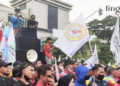 DEMONSTRASI: Kalangan buruh di Jawa Tengah berunjuk rasa menuntut kenaikan Upah Minimum Kabupaten/Kota (UMK) sebesar 13 persen. (Istimewa/Lingkarjateng.id)