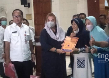 BANTUAN PEMKOT: Plt. Wali Kota Semarang, Hevearita G Rahayu saat memberikan bantuan warga terdampak banjir bandang di Perumahan Wahyu Utomo, Ngaliyan, Semarang pada Kamis, 10 November 2022. (Adimungkas/Lingkarjateng.id)