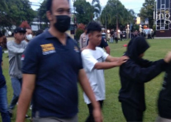MENGAMANKAN: Sebanyak 75 pelajar SMA dan SMK diamankan oleh Polres Batang karena mereka diduga akan melakukan aksi tawuran pada Kamis petang, 17 November 2022. (Istimewa/Lingkarjateng.id)