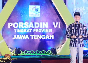 MENGAPRESIASI: Bupati Kudus HM Hartopo saat memberikan sambutan dalam kegiatan Pembukaan Porsadin VI Jawa Tengah di Alun-Alun Simpang Tujuh Kudus, Kamis, 3 November 2022 malam. (Nisa Hafizhotus S/Lingkarjateng.id)