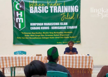 ANTUSIAS: Para pemuda mengikuti Latihan Kader Basic Training Jilid 1 yang digelar oleh HMI Komisariat Syariah di Balai Desa Bulung Kulon, Kecamatan Jekulo, Kabupaten Kudus. (Ihza Fajar/Lingkarjateng.id)