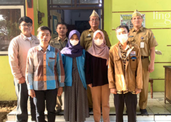 BERSIAP: Sebanyak 6 peserta foto bersama dengan Disdikpora Kudus bersiap mengikuti Jambore Pemuda ke Surakarta pada Senin, 21 November 2022 di Kantor Disdikpora Kudus. (Ihza Fajar/Lingkarjateng.id)