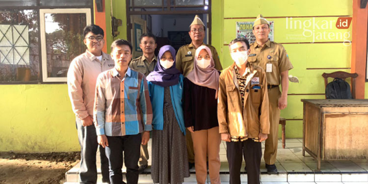 BERSIAP: Sebanyak 6 peserta foto bersama dengan Disdikpora Kudus bersiap mengikuti Jambore Pemuda ke Surakarta pada Senin, 21 November 2022 di Kantor Disdikpora Kudus. (Ihza Fajar/Lingkarjateng.id)