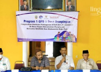 MEMBERI ARAHAN: Kepala Diskominfo Kabupaten Pati, Ratri Wijayanto (dua dari kanan) memberikan sambutan dalam Program 1 OPD 1 Desa Dampingan Penyerahan Bantuan Pemugaran RTLH dan Jambanisasi. (Aziz Afifi/Lingkarjateng.id)