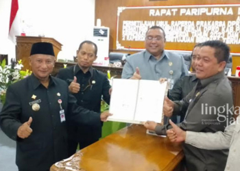 Ditemukan Defisit Rp 69 Miliar, APBD Pati 2023 Akhirnya Disahkan 29 SIMBOLIS: Pj Bupati Pati, Henggar Budi Anggoro (kiri, berpeci) foto bersama dengan DPRD Pati usai penandatanganan pengesahan APBD 2023. (Arif Febriyanto/Lingkarjateng.id)