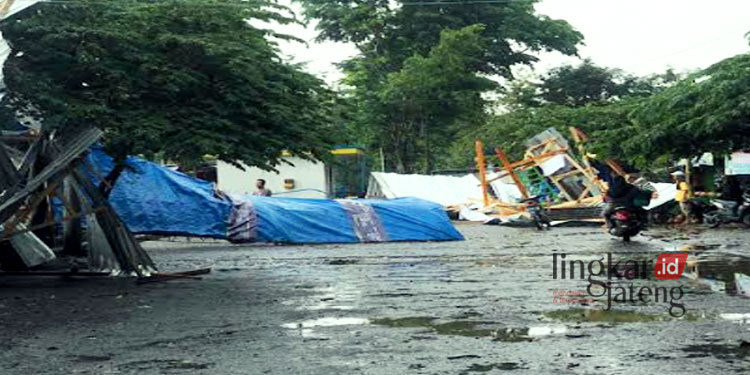 RUSAK PARAH: Angin kencang mengakibatkan sejumlah lapak rusak di objek wisata waduk Gunungrowo di Desa Sitiluhur, Kecamatan Gembong, Pati pada Kamis 17 November 2022 siang. (Istimewa/Lingkarjateng.id)