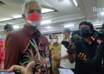 KETERANGAN PERS: Gubernur Jawa Tengah, Ganjar Pranowo usai melepas kontingen di Gedung Gradhika Praja Semarang, Jawa Tengah pada Senin, 14 November 2022. (Adimungkas/Lingkarjateng.id)