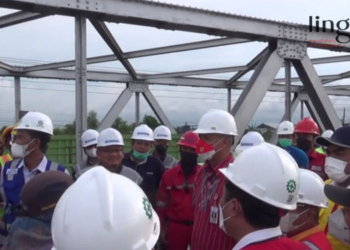 MENINJAU: Gubernur Jawa Tengah (Jateng), Ganjar Pranowo saat sidak progres Jalan Tol Semarang-Demak dan pergantian baru Jembatan Wonokerto di Desa Wonokerto, Kecamatan Karangtengah. (Dok. Lingkar TV/Lingkarjateng.id)