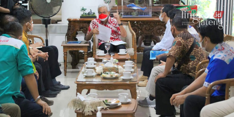 AUDIENSI: Gubernur Jawa Tengah (Jateng), Ganjar Pranowo menerima audiensi perwakilan buruh se-Jawa Tengah terkait penetapan UMP pada Jumat, 4 November 2022. (Dok. Humas Pemprov Jateng/Lingkarjateng.id)