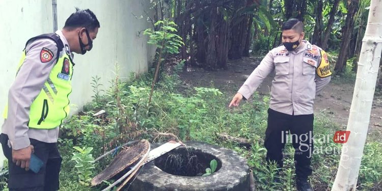 Geger, Mayat Laki-Laki Ditemukan Tewas Mengambang di Sumur Kendal 25 TKP: Petugas Polsek Pegandon saat meninjau lokasi penemuan mayat laki-laki tewas mengambang di sumur Dukuh Krajan, Desa Pesawahan, Kecamatan Pegandon, Kabupaten Kendal pada Senin, 7 November 2022. (Dok. Facebook Weleri Neni Ra/Lingkarjateng.id)