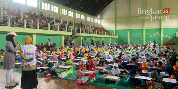 ANTUSIAS: Sebanyak 500 peserta mengikuti Lomba Mewarnai dalam rangka memperingati Hari Kesehatan Nasional (HKN) ke-58 di Gor Bung Karno Kudus pada Rabu pagi, 2 November 2022. (Ihza Fajar/Lingkarjateng.id)