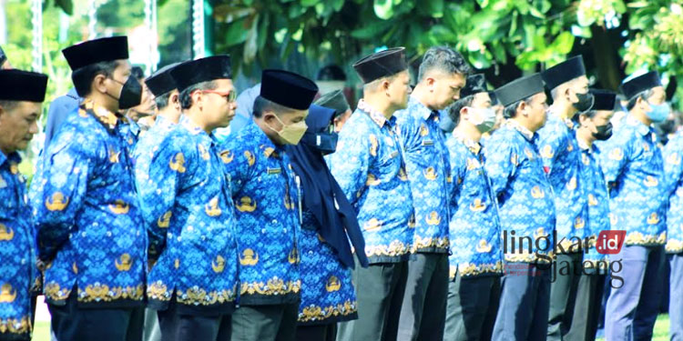 UPACARA: PNS di lingkungan Pemkab Rembang mengikuti upacara HUT ke-51 KORPRI di halaman kantor Bupati Rembang pada Selasa, 29 November 2022. (R Teguh Wibowo/Lingkarjateng.id)
