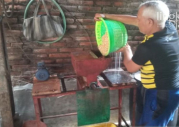 PRODUKSI: Perajin tempe memproduksi tempe dengan mengurangi ukuran tempe agar tidak merugi. (Istimewa/Lingkarjateng.id)