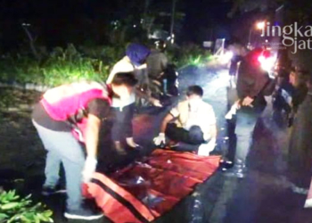 EVAKUASI: Petugas Polres Grobogan mengevakuasi korban terlindas truk di Jalan Raya Purwodadi-Semarang pada Sabtu, 26 November 2022. (Istimewaa/Lingkarjateng.id)