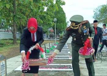 ZIARAH: Dandim Grobogan, Letkol Muda Setyawan, bersama Bupati Grobogan, Sri Sumarni, saat ziarah dan tabor Bungan di Taman Makam Pahlawan (TMP) Kusuma Bhakti Purwodadi pada Kamis, 10 November 2022. (Muhamad Ansori/Lingkarjateng.id)