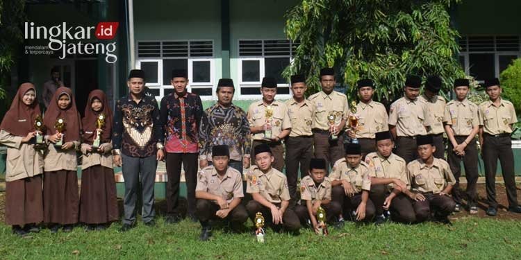 Ikuti Ajang PORSEMA dan MIO, MTs Darul Falah Sirahan Pati Sabet Belasan Penghargaan 25 Ikuti-Ajang-PORSEMA-dan-MIO,-MTs-Darul-Falah-Sirahan-Pati-Sabet-Belasan-Penghargaan