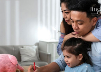 ILUSTRASI: Orang tua membantu anak belajar. (Sumber Gambar: Freepik @freepik/Lingkarjateng.id)